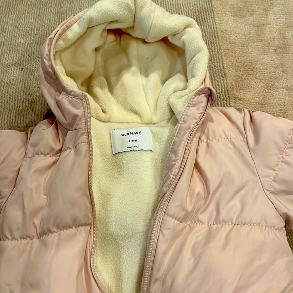 Old Navy snowsuit. Great condition. Very warm. Size 18-24 months.